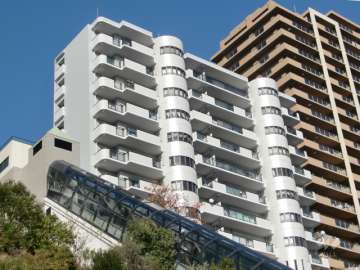 ラ・ビスタ宝塚ノースハイツ2番館の外観（南西側から）