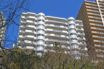 ラ・ビスタ宝塚ノースハイツ2番館の外観（南西側から）