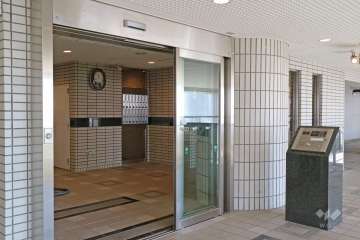 エントランスはオートロック付きです。