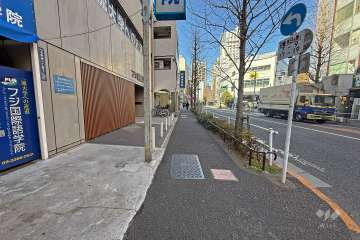 敷地の東側前面道路は小滝橋通りです（南側から）。