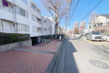 敷地北側の前面道路（東側から）