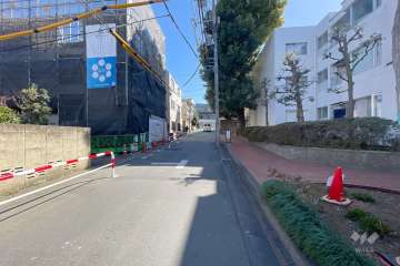 敷地北側の前面道路（西側から）