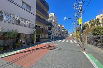 敷地の東側前面道路（南側から）