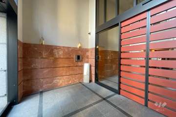 エントランスはオートロック付きです。