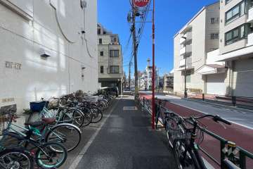 敷地の北側前面道路（東側から）
