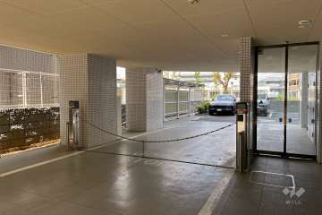 駐車場の出入り口(ロボットゲート付き)・敷地内駐車場（屋外平面式）