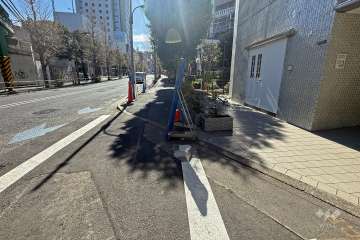 敷地の東側前面道路は小滝橋通りです（北側から）。