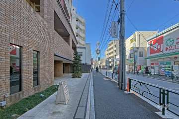 敷地の北側前面道路（東側から）