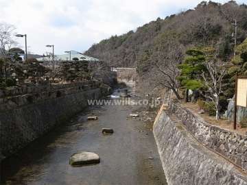敷地の南側には野尻川が流れています。