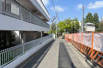 敷地の北東側前面道路（南東側から）