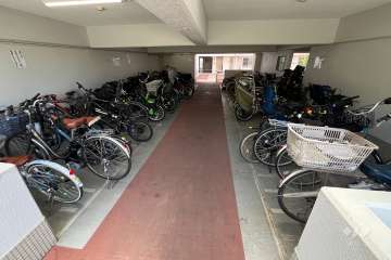 屋内に設けられた駐輪場