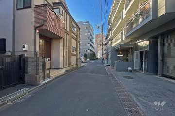 敷地東側の前面道路（北側から）