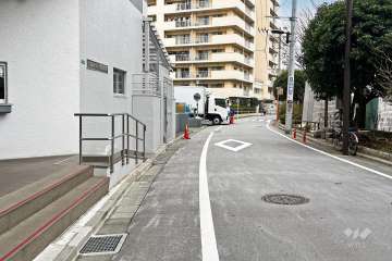 敷地の北西側前面道路（北東側から）