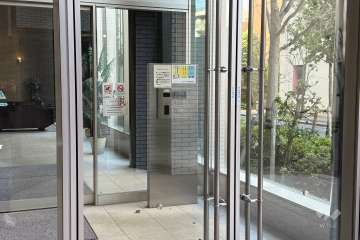 エントランスはオートロック付きです。