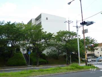 敷地の周囲に緑が多く、西側には県道12号川西篠山線が走っています。