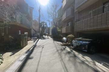 敷地の東側前面道路（北側から）