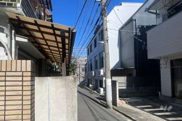 敷地の東側前面道路（南側から）