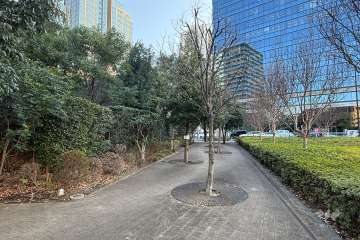 敷地の西側前面通路（北側から）