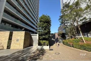 敷地の東側前面通路（南側から）