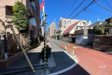 敷地の東側前面道路（南側から）