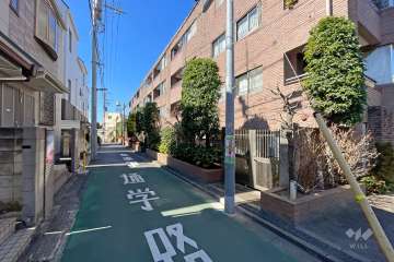 敷地の南側前面道路（東側から）