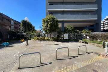 敷地に隣接した『新宿区立きたしん公園』