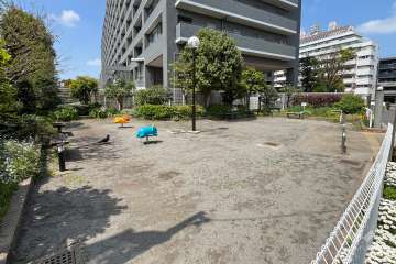 敷地に隣接する新宿区立きたしん公園