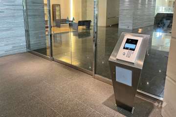 エントランスはオートロック付きです。