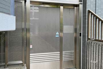 サブエントランスはオートロック付きです。