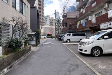 敷地東側の前面道路（北側から）