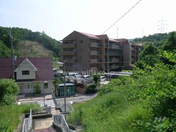 周囲はたいへん自然豊か。バス停は徒歩2分の距離にあります。