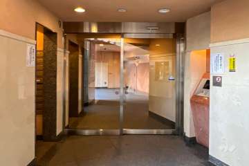 エントランスはオートロック付きです。