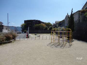 敷地の北側には小さな公園があります。