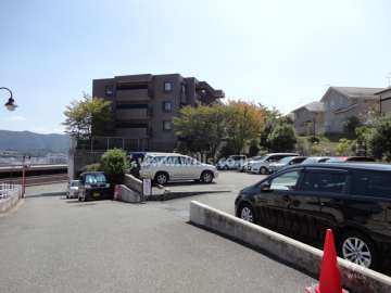 周辺は一戸建てが中心に立ち並ぶ静かな住宅地です。