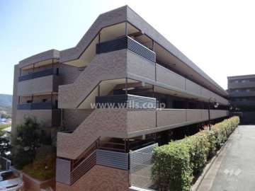 サニーフラット川西緑台の外観（東棟を北西側から）