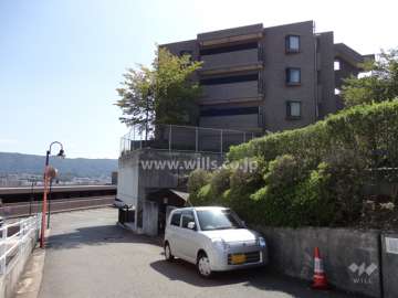 サニーフラット川西緑台の外観（西棟を北側から）