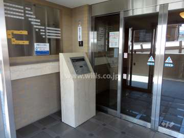 エントランスはオートロック付きです。