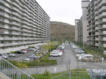 左側が2番館、右側は1番館（西側から）