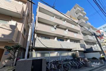 センチュリー新宿の外観（南側から）