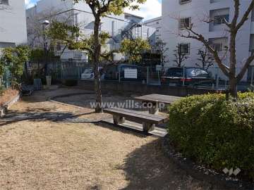 敷地に隣接して小さな公園があります。