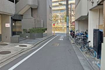 敷地の東側前面道路（南側から）