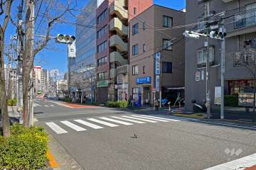 敷地の北側前面道路は団子坂です（西側から）。
