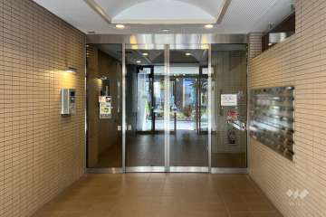 エントランスはオートロック付きです。