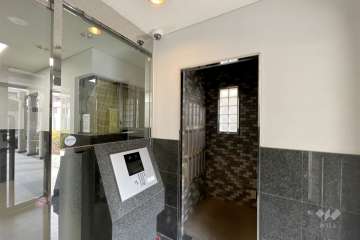 エントランスはオートロック付きです。