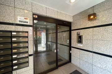 エントランスはオートロック付きです。