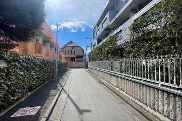 敷地の東側前面道路（北側から）