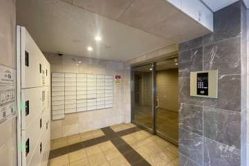 エントランスはオートロック付きです。