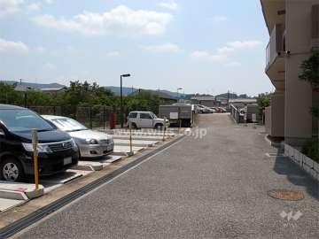 敷地内駐車場（手前が機械式、奥が平面式です。）