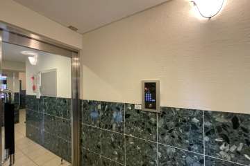 エントランスはオートロック付きです。