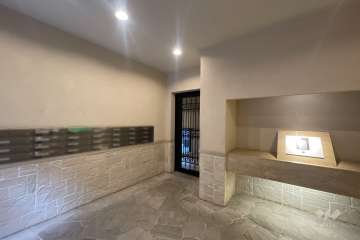 エントランスはオートロック付きです。